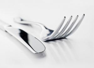 fourchette et couteau politesse protocole bonnes manières arts de la table comment se tenir étiquette savoir-vivre expert