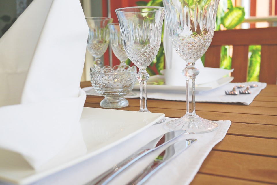 Les verres à eau au décor de coquilles évoquent l'été sur votre table
