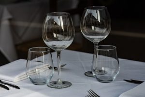 politesse à table protocole savoir-vivre arts de la table aristocratie bonnes manières coach spécialiste verres à table